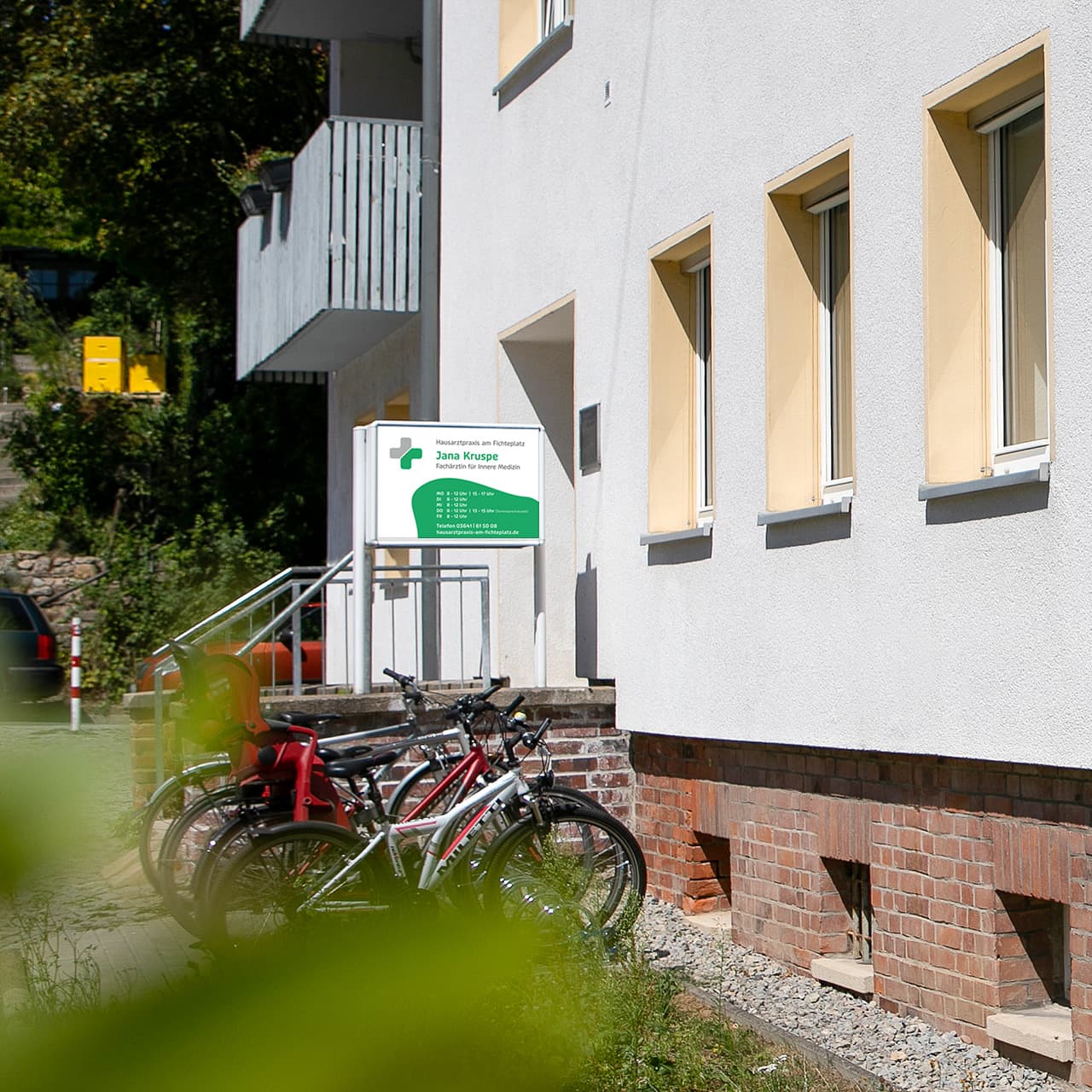 Blick auf den Eingangsbereich der Hausarztpraxis am Fichteplatz